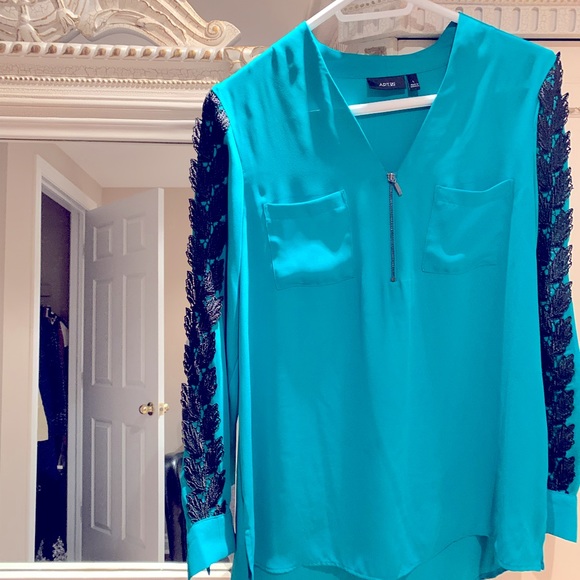 Amazing Apt9 green blouse with embroidery black color on the both sleeves. - Picture 2 of 10